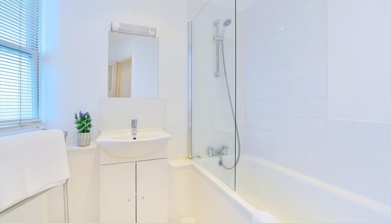 Apartment to rent in Hill Street, London  - Property Image 3
