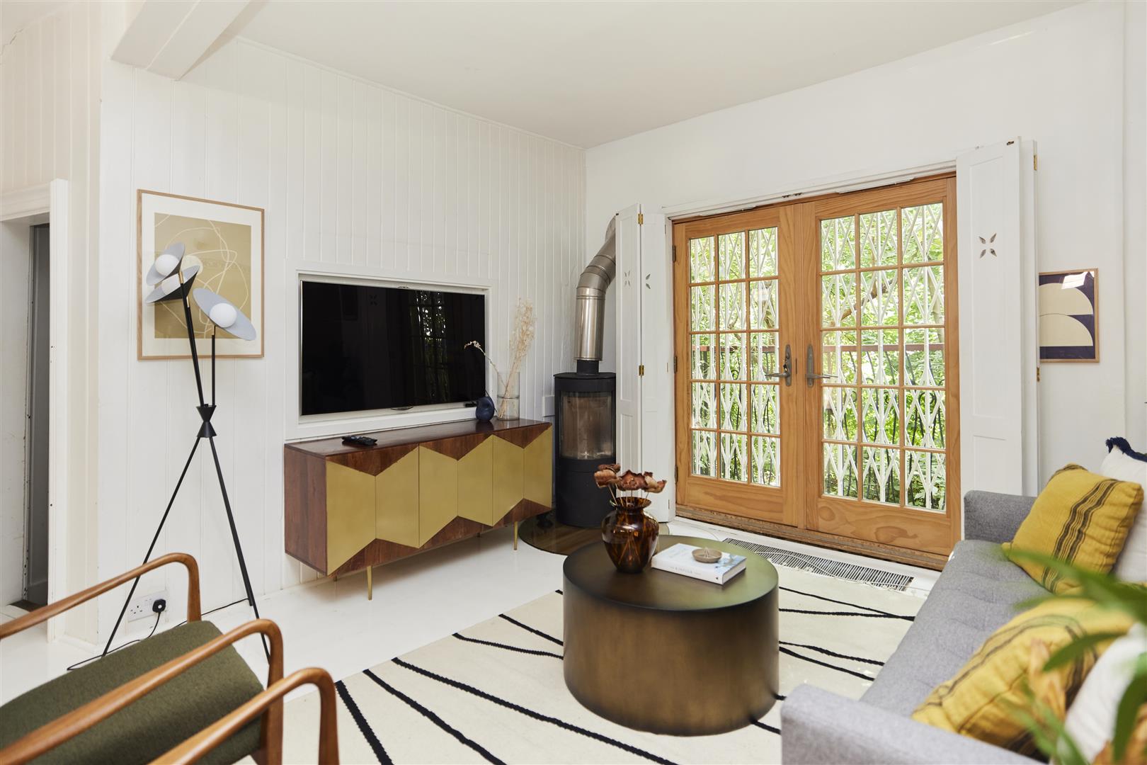 4 bed house for sale in Rosemont Road, London 18