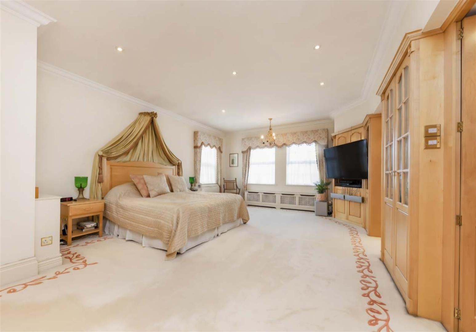 13 bed detached house for sale in Hocroft Road, London  - Property Image 9