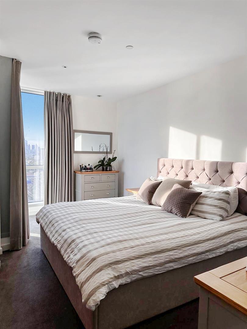 2 bed flat to rent in Biscayne Avenue, London 7