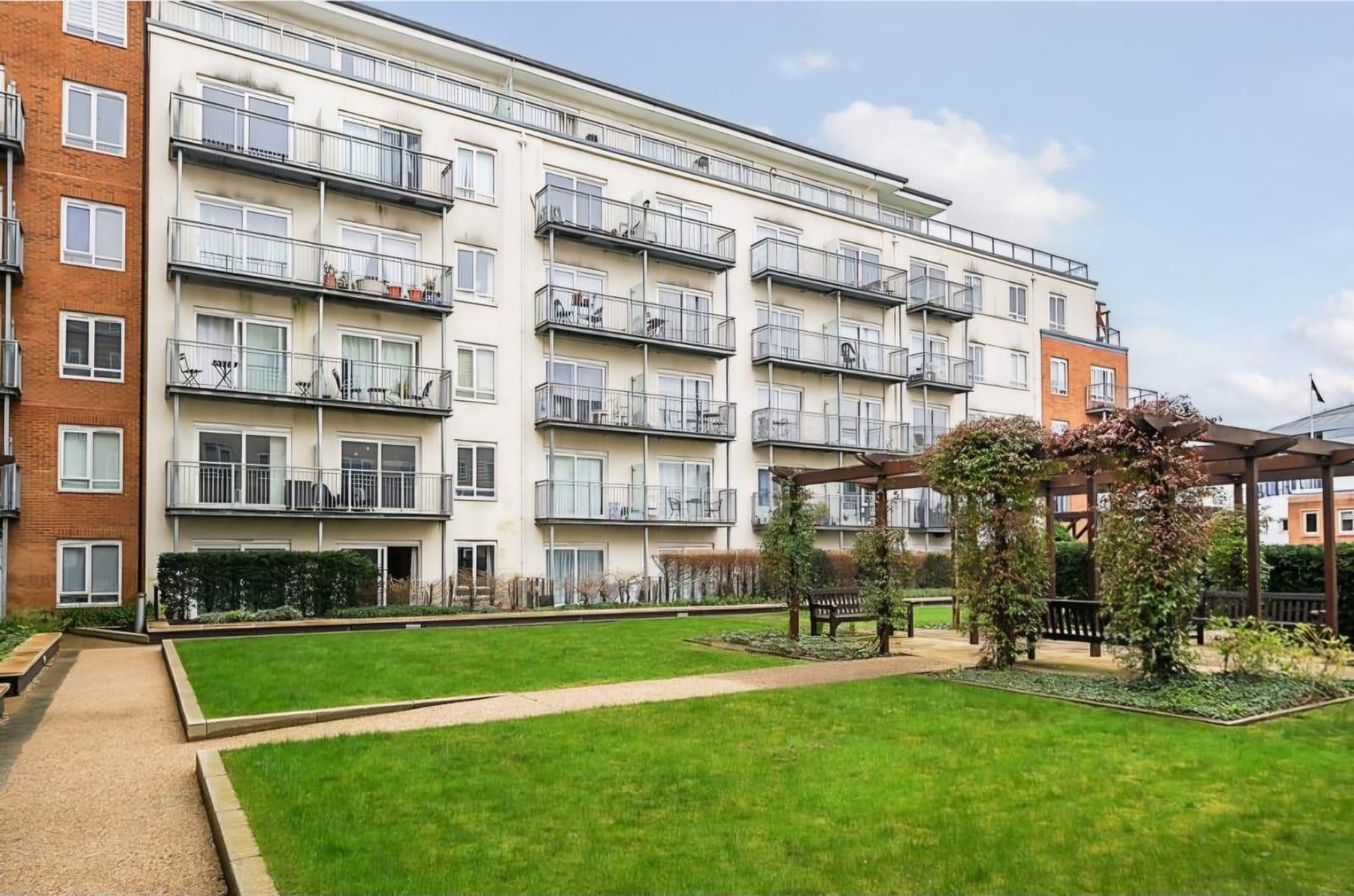 2 bed apartment for sale in Boulevard Drive, London 16