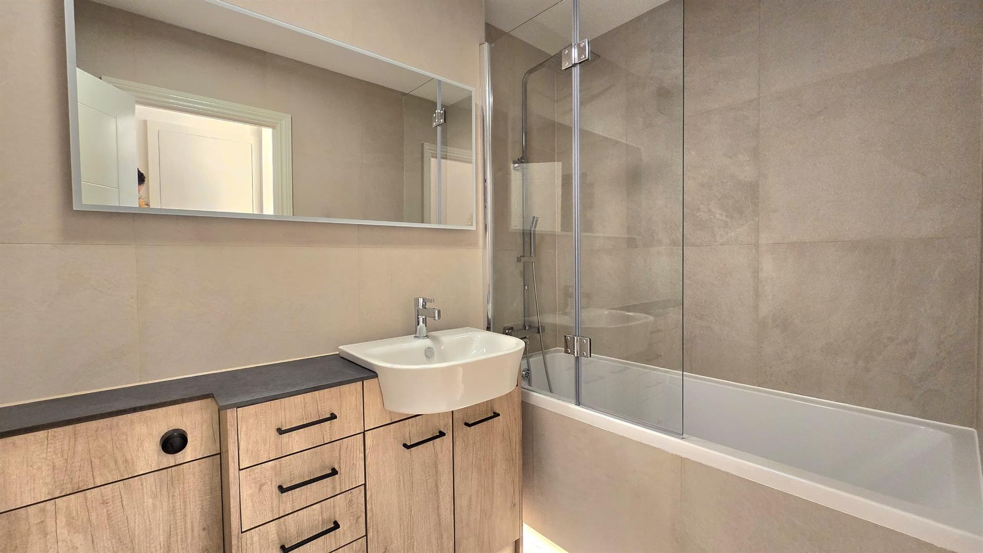 1 bed flat for sale in Southwick Street, London 8