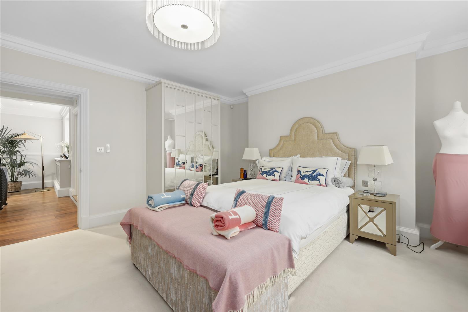 4 bed apartment for sale in Mount Street, London 33