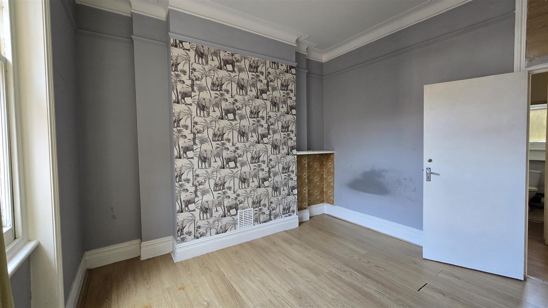 3 bed flat for sale in Elgin Avenue, London 12