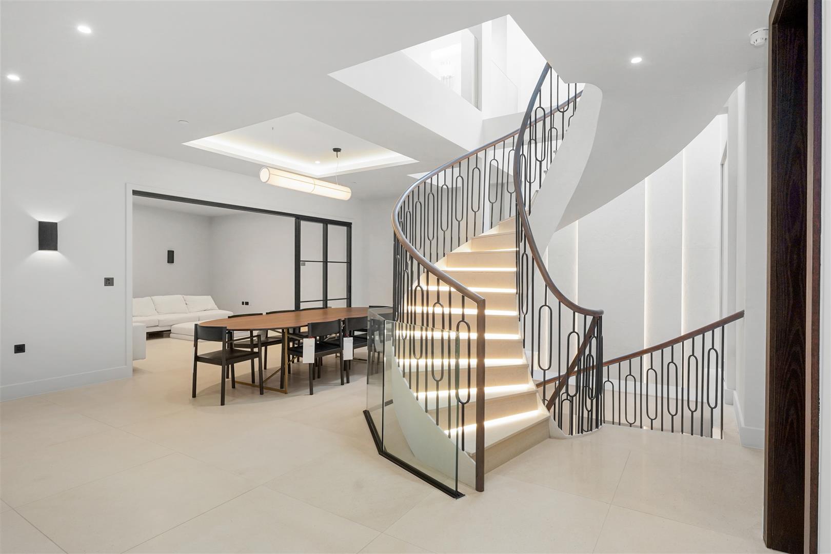 6 bed flat for sale in Princes Gate Mews, London  - Property Image 21