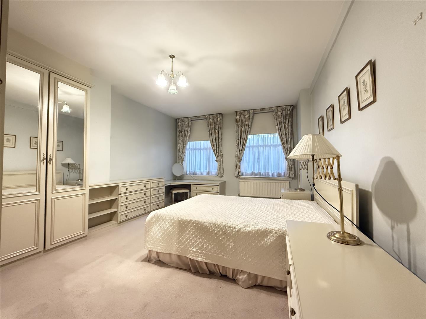 3 bed apartment for sale in Rutland Court, London 4