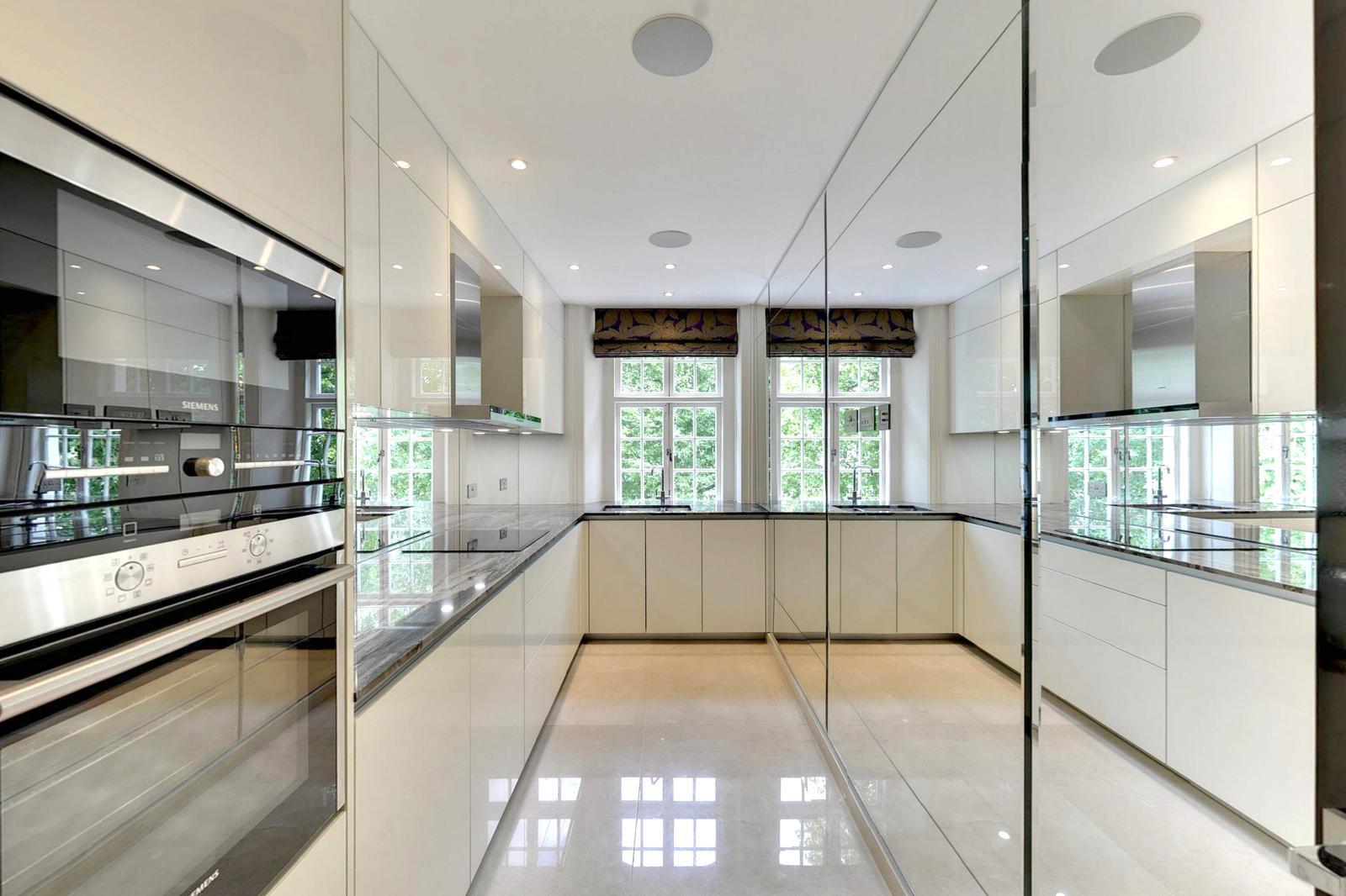 3 bed flat to rent in Rutland Gate, London 3