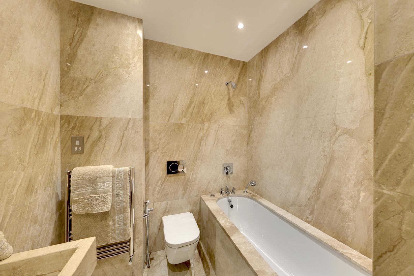 3 bed flat to rent in Rutland Gate, London 10