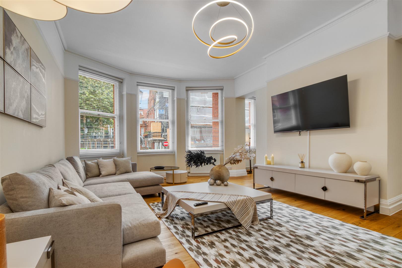 4 bed flat to rent in Kensington Court, London 8