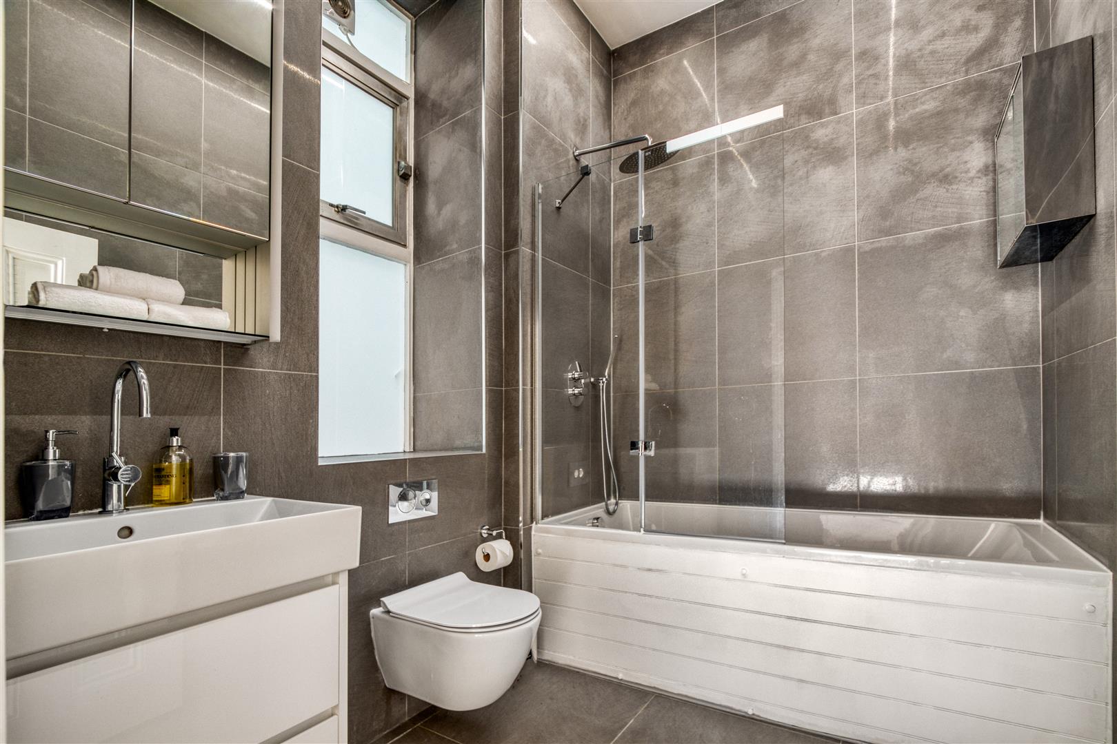 4 bed flat to rent in Kensington Court, London 31