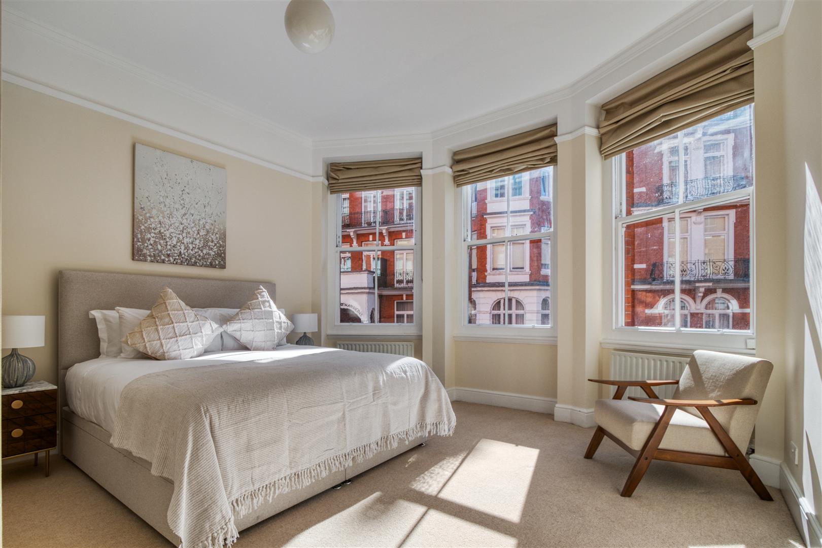 4 bed flat to rent in Kensington Court, London 16