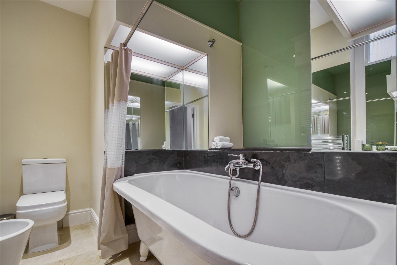 4 bed flat to rent in Kensington Court, London 14