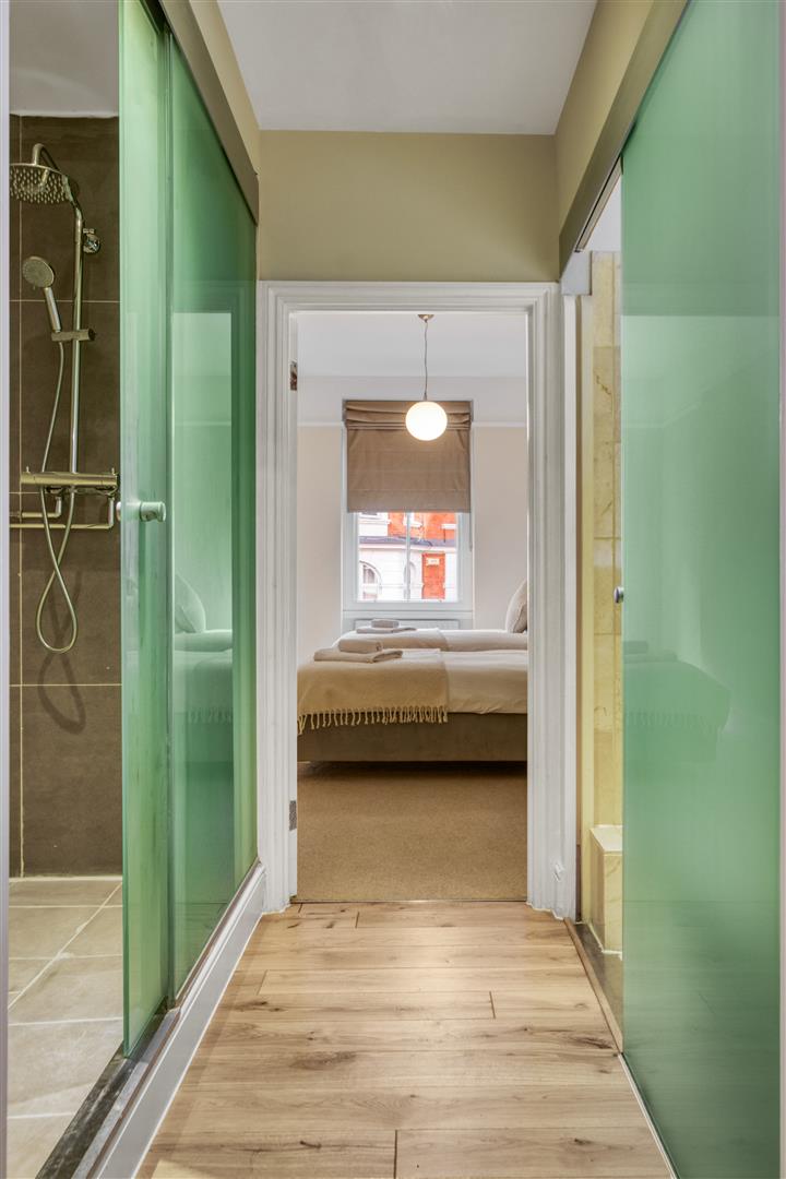 4 bed flat to rent in Kensington Court, London 35