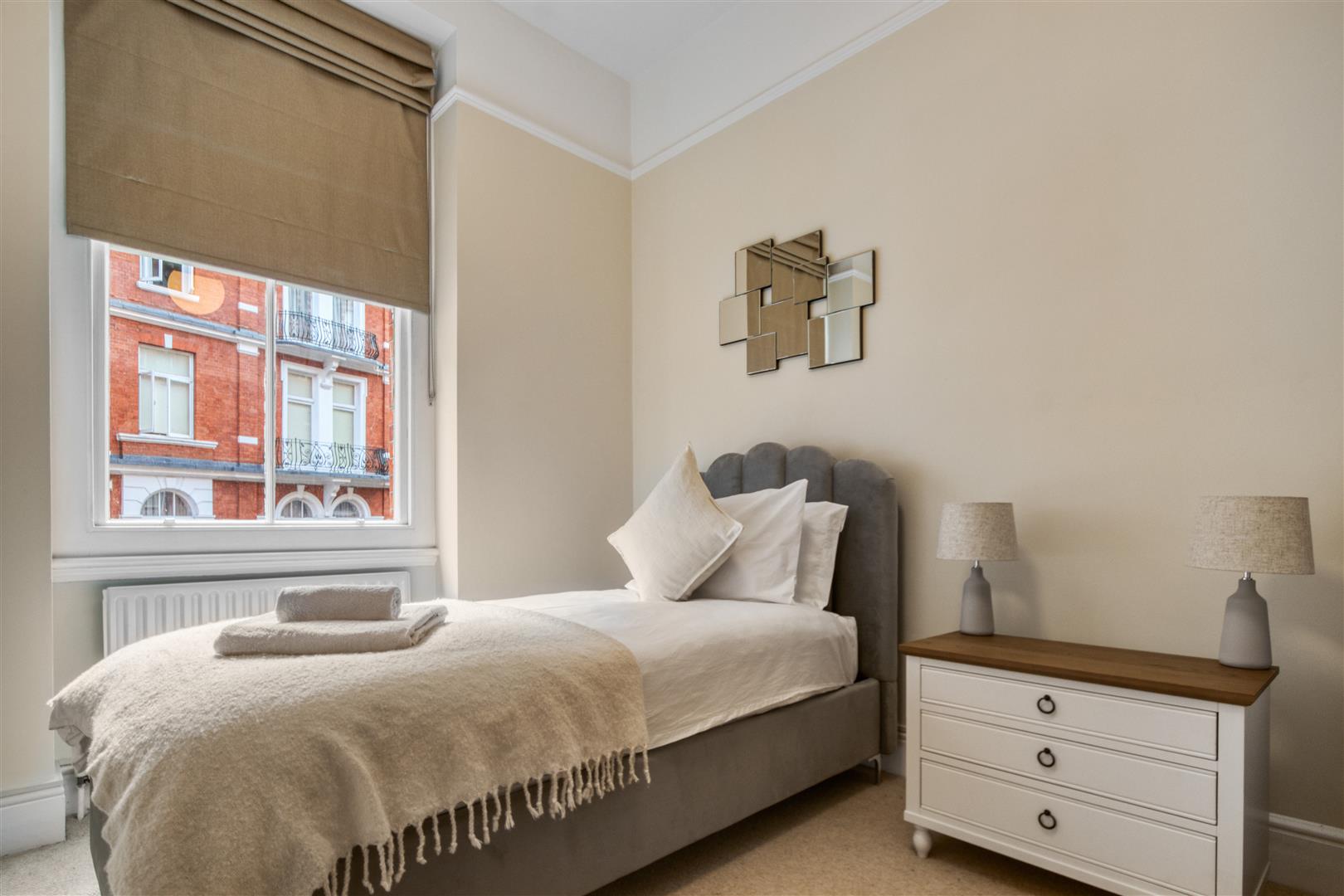 4 bed flat to rent in Kensington Court, London 41