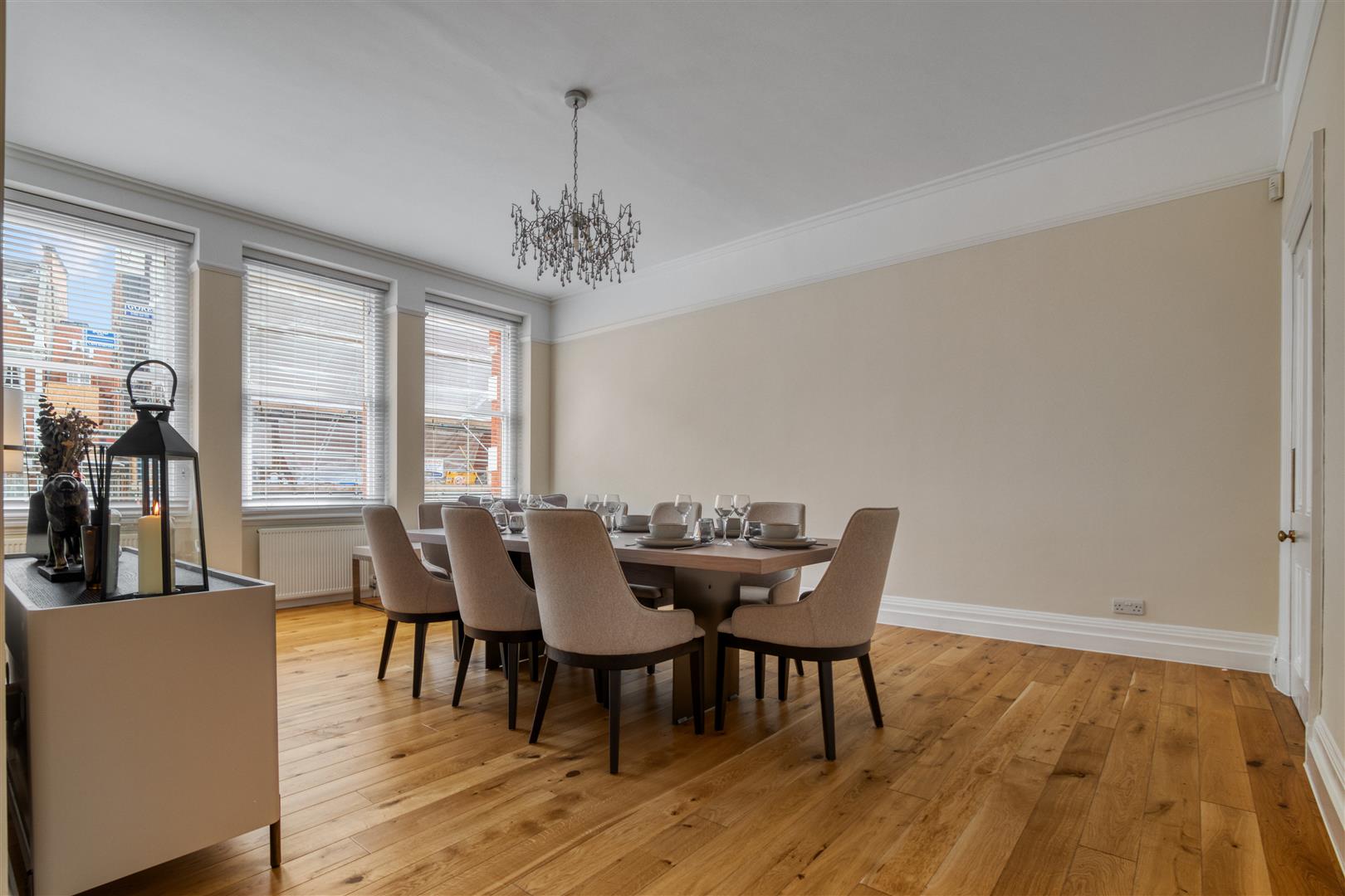 4 bed flat to rent in Kensington Court, London 10