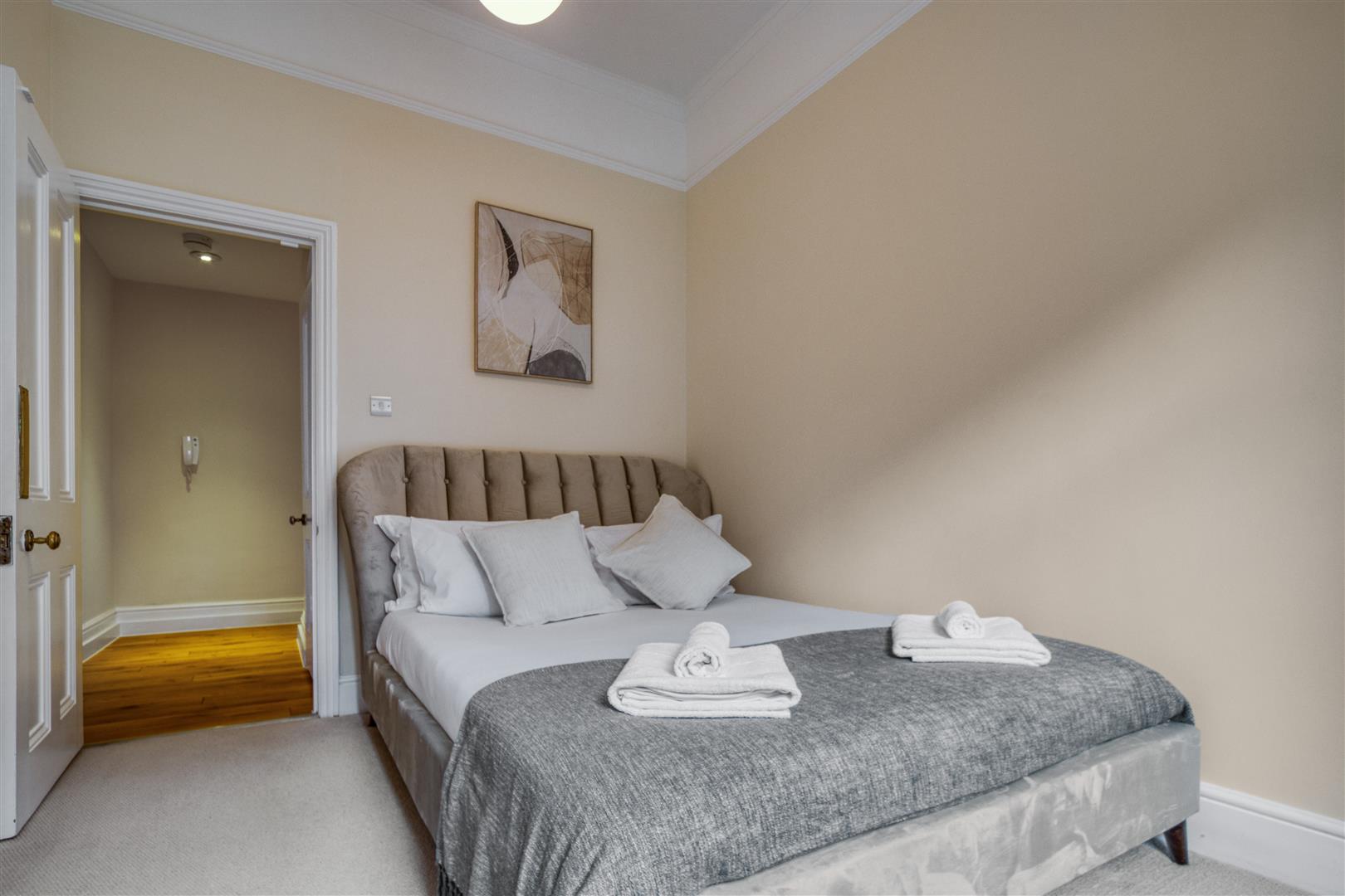 4 bed flat to rent in Kensington Court, London 18