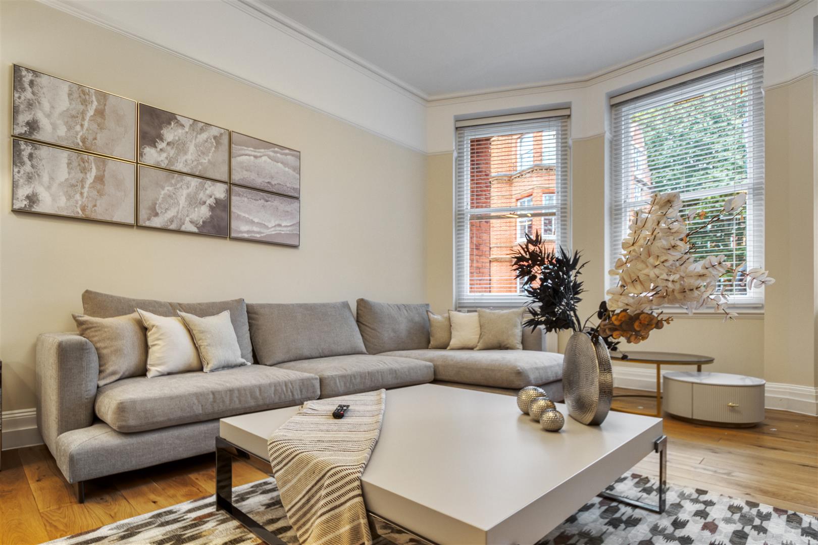 4 bed flat to rent in Kensington Court, London 1