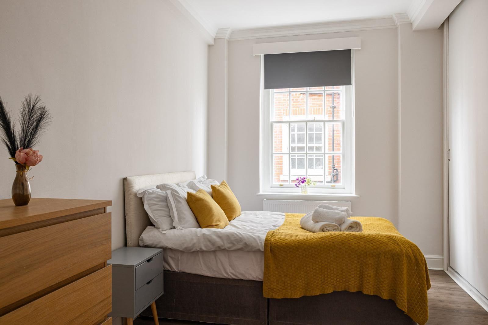 3 bed house to rent in Warwick Gardens, London 14