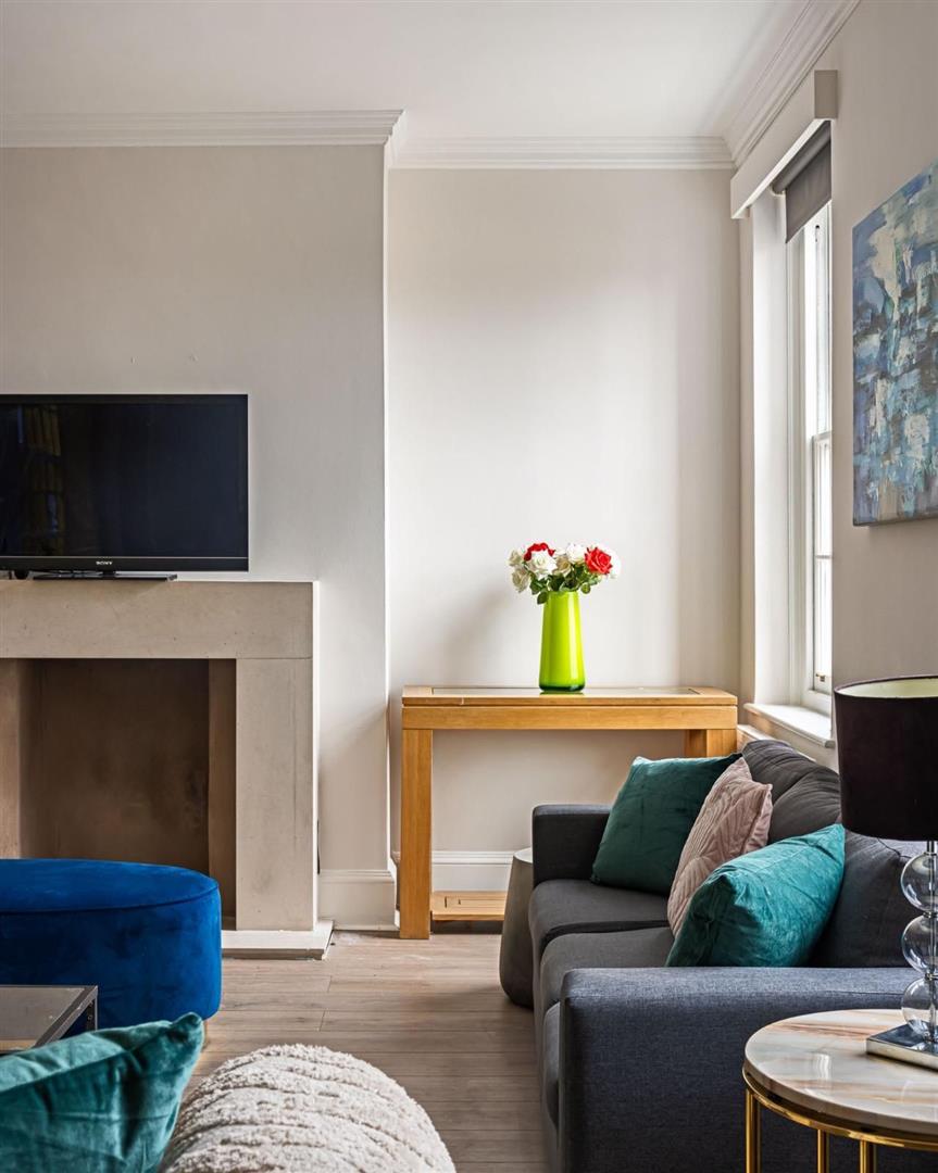 3 bed house to rent in Warwick Gardens, London 3