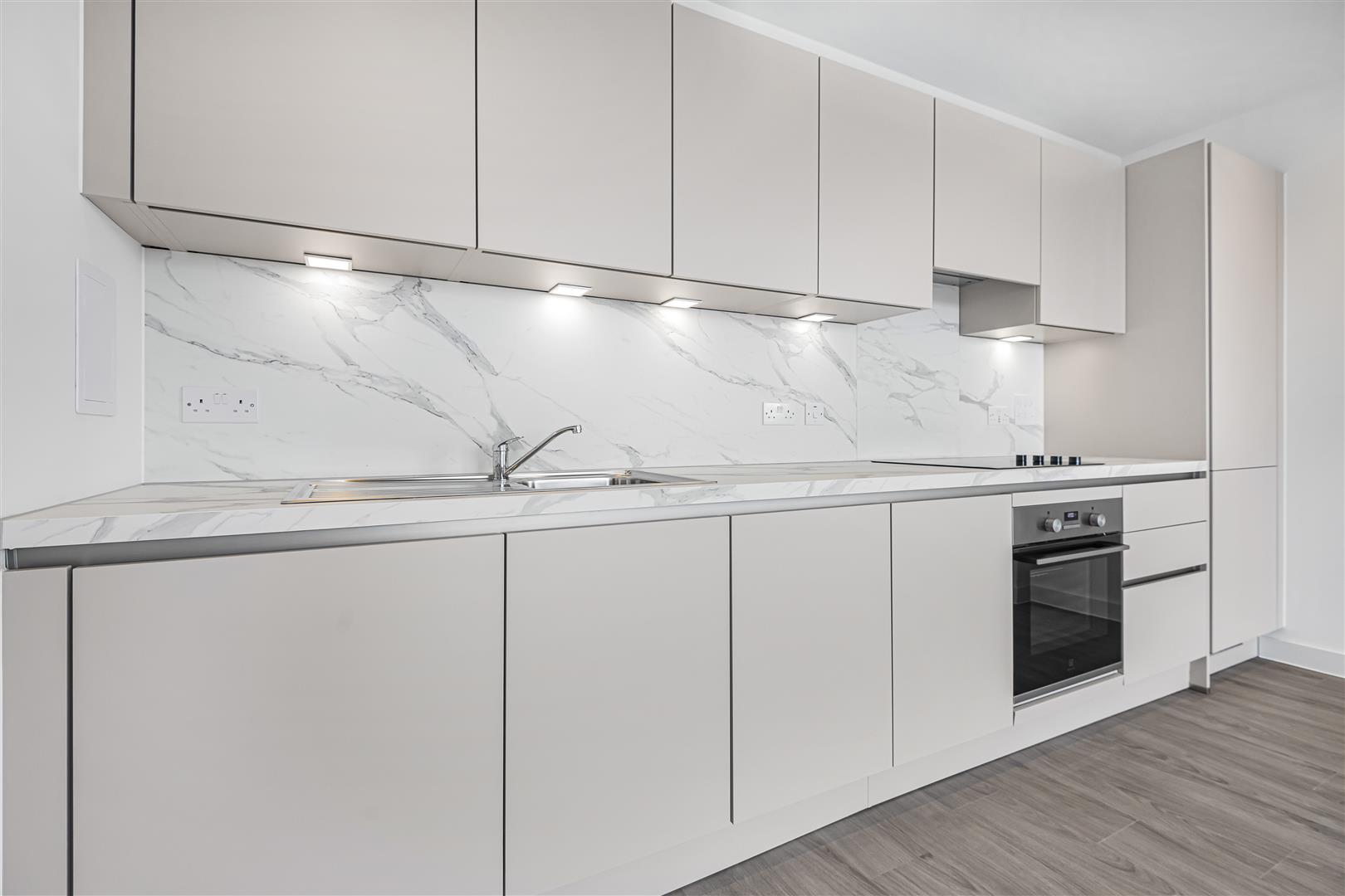 2 bed flat to rent in Pullman House, London 4