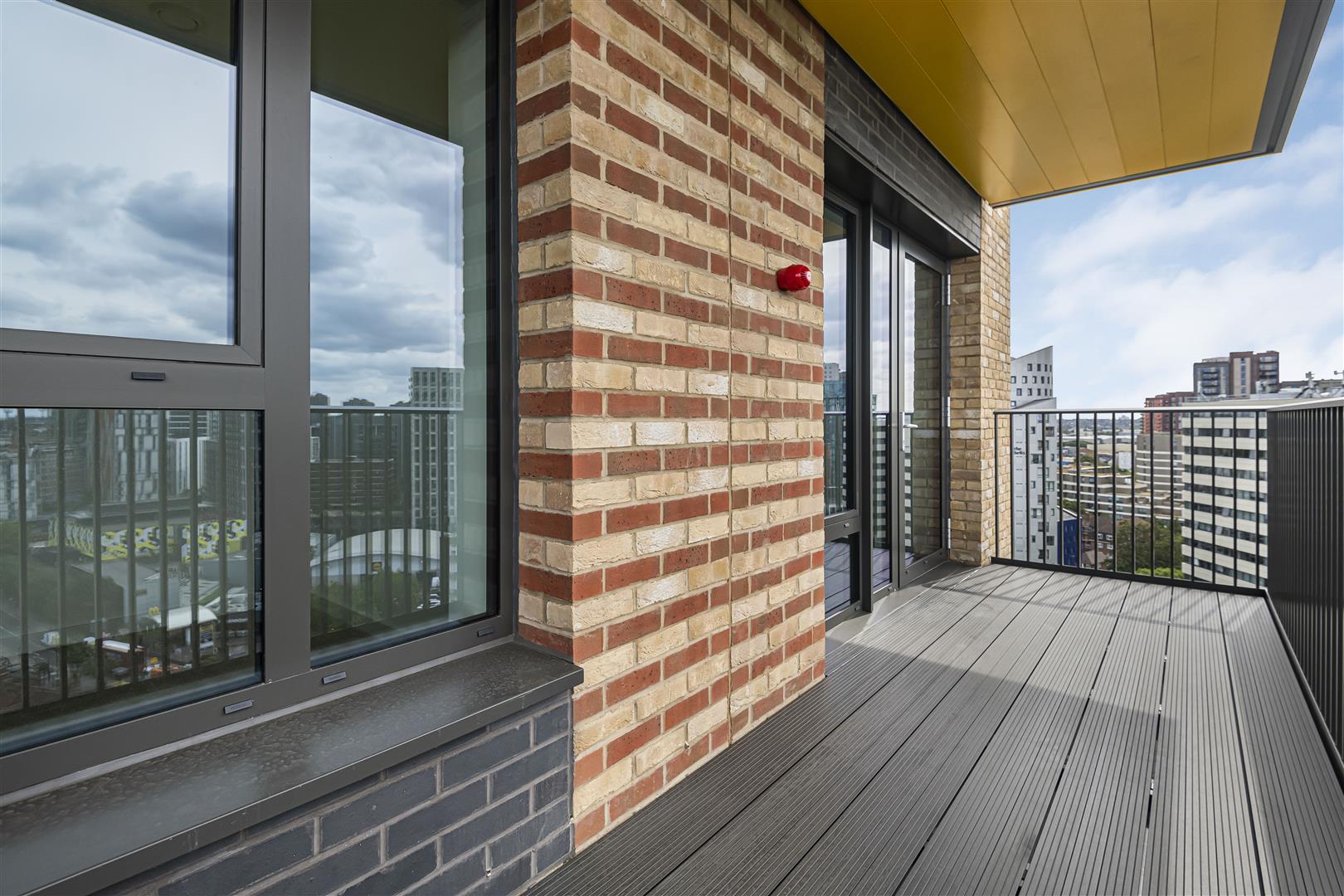 2 bed flat to rent in Pullman House, London 18