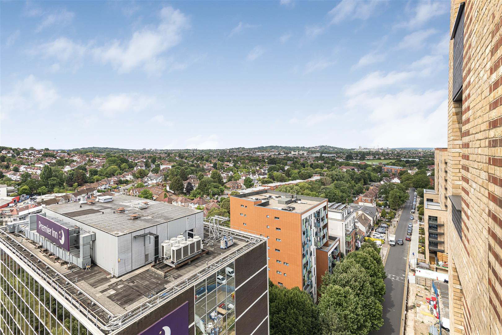 2 bed flat to rent in Pullman House, London 15