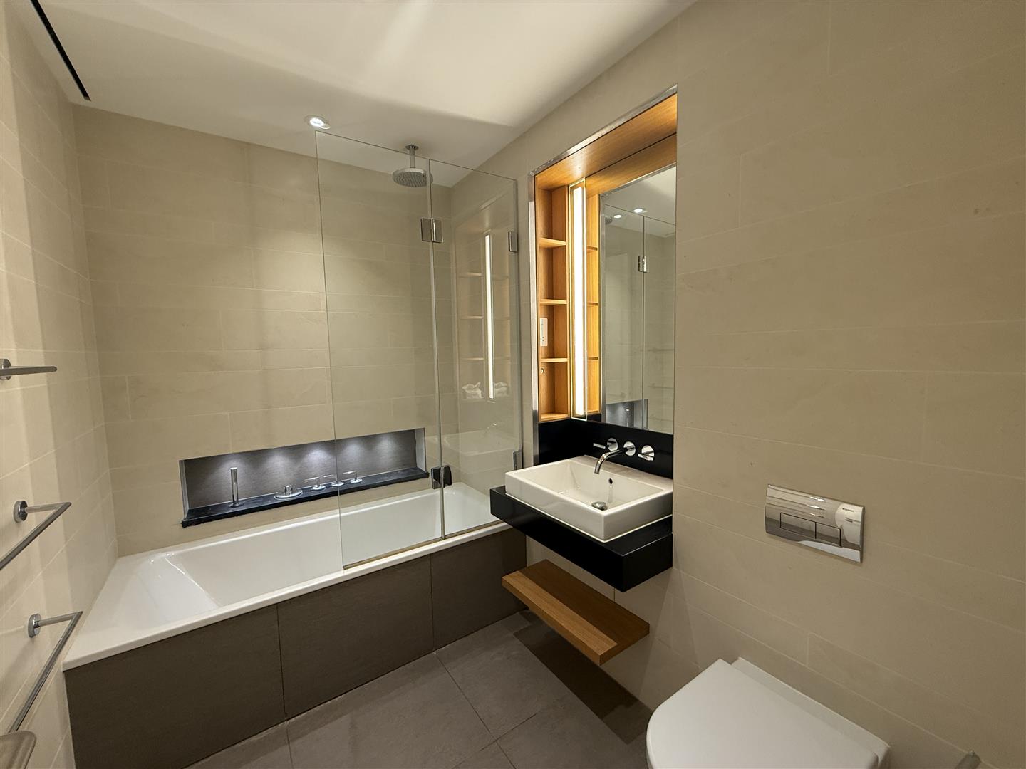 3 bed apartment to rent in Merchant Square, London 4