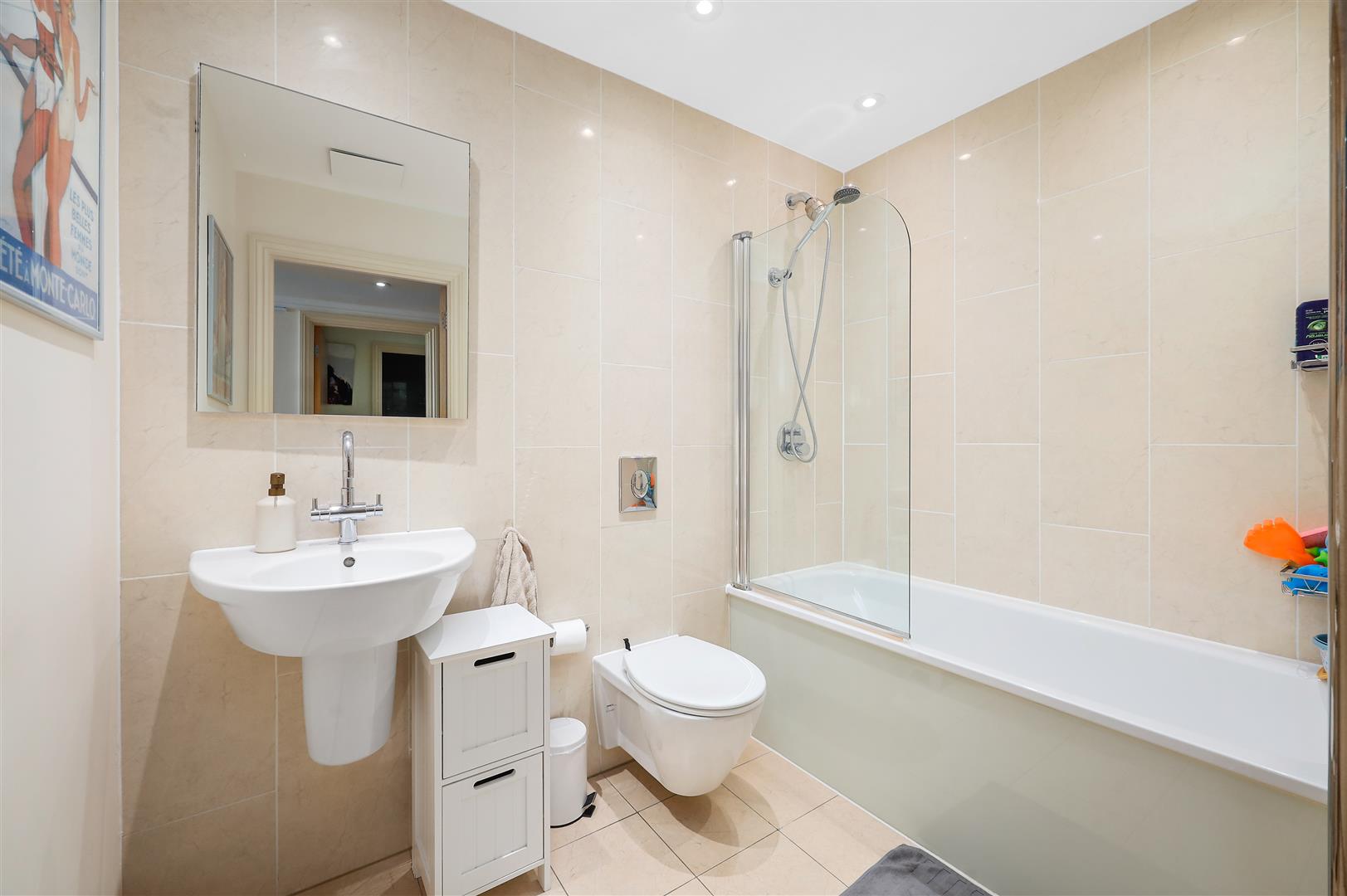 3 bed flat for sale in Vincent Square, London 9