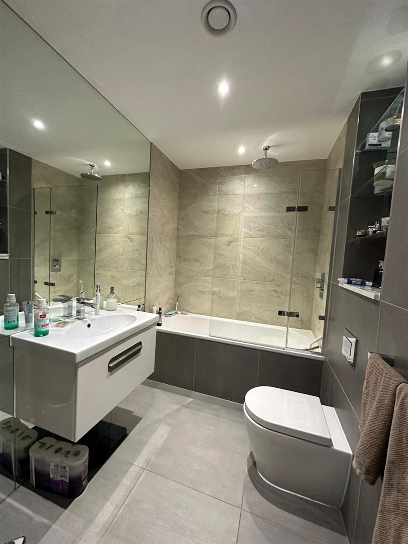 2 bed flat to rent in Union Street, London 3