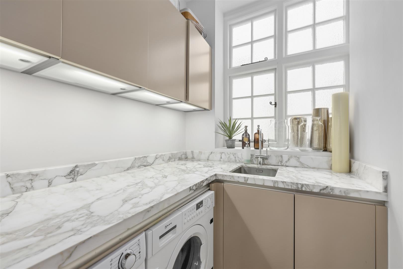 4 bed apartment to rent in Mount Street, London 9