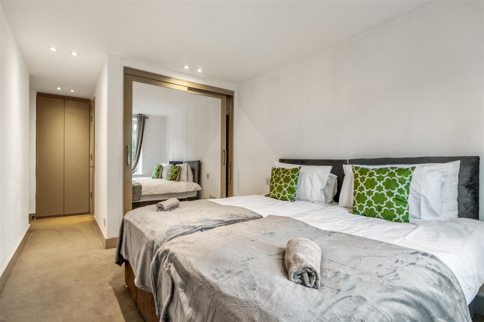 2 bed house to rent in Hall Road, London 13