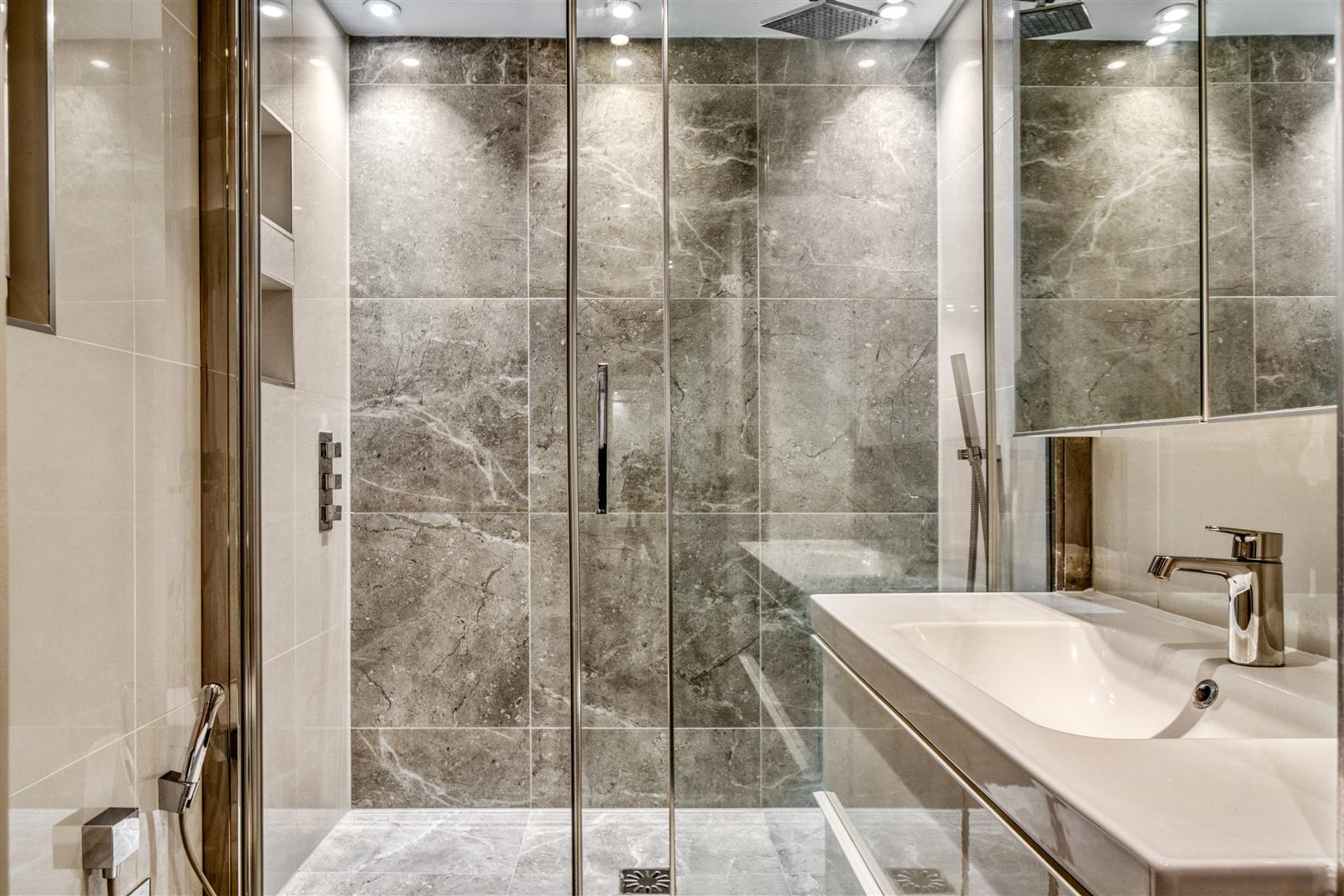 2 bed house to rent in Hall Road, London 20