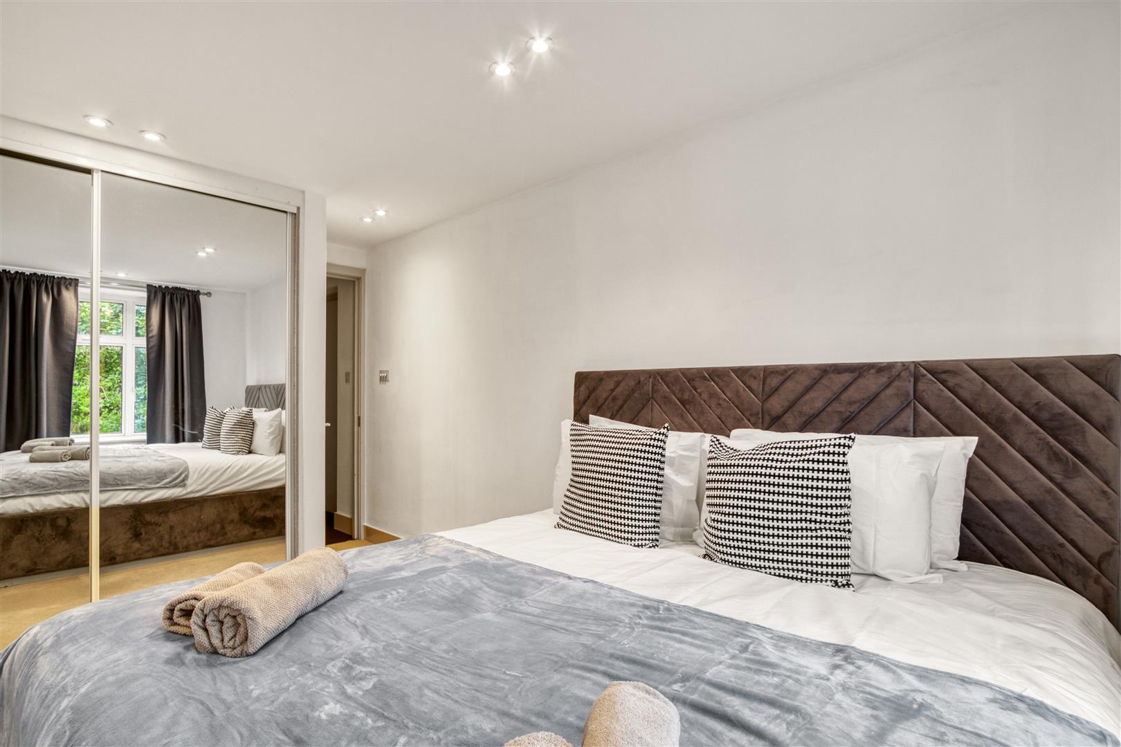 2 bed house to rent in Hall Road, London 18