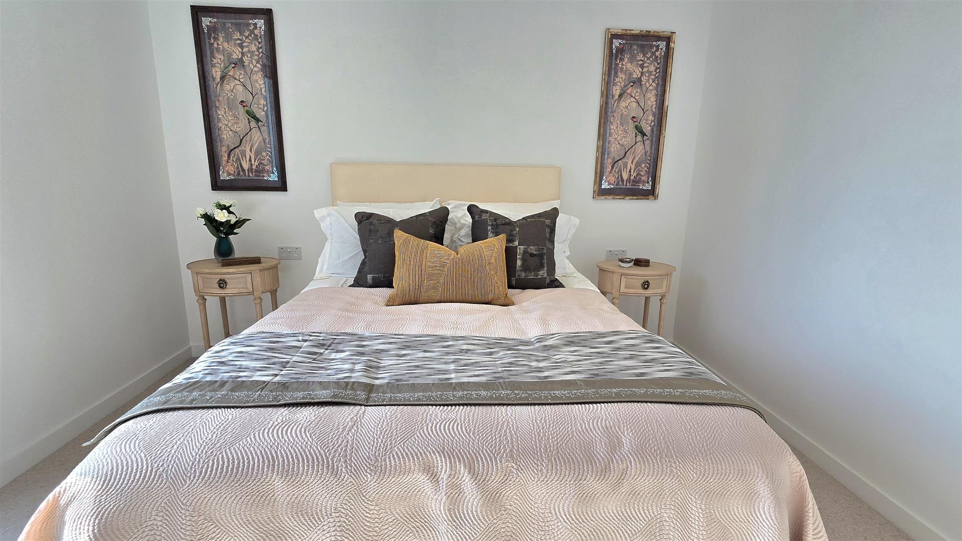 2 bed flat to rent in Alba Square, London 13