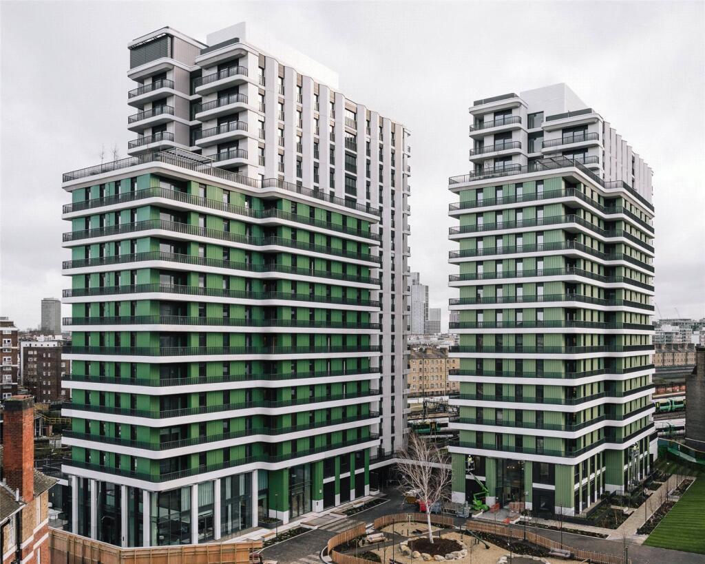 2 bed flat to rent in Alba Square, London 16