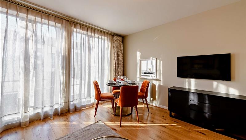 2 bed apartment to rent in Fulham Road, London 2