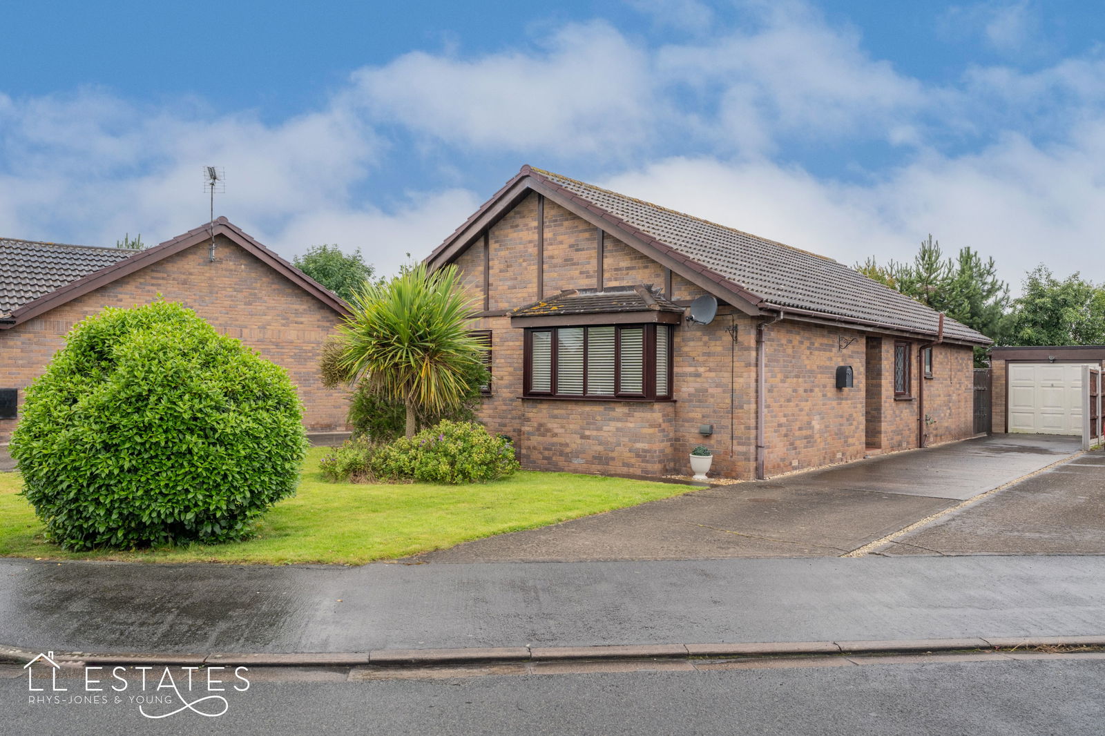 3 bed bungalow for sale in Trem Y Castell, Abergele  - Property Image 1