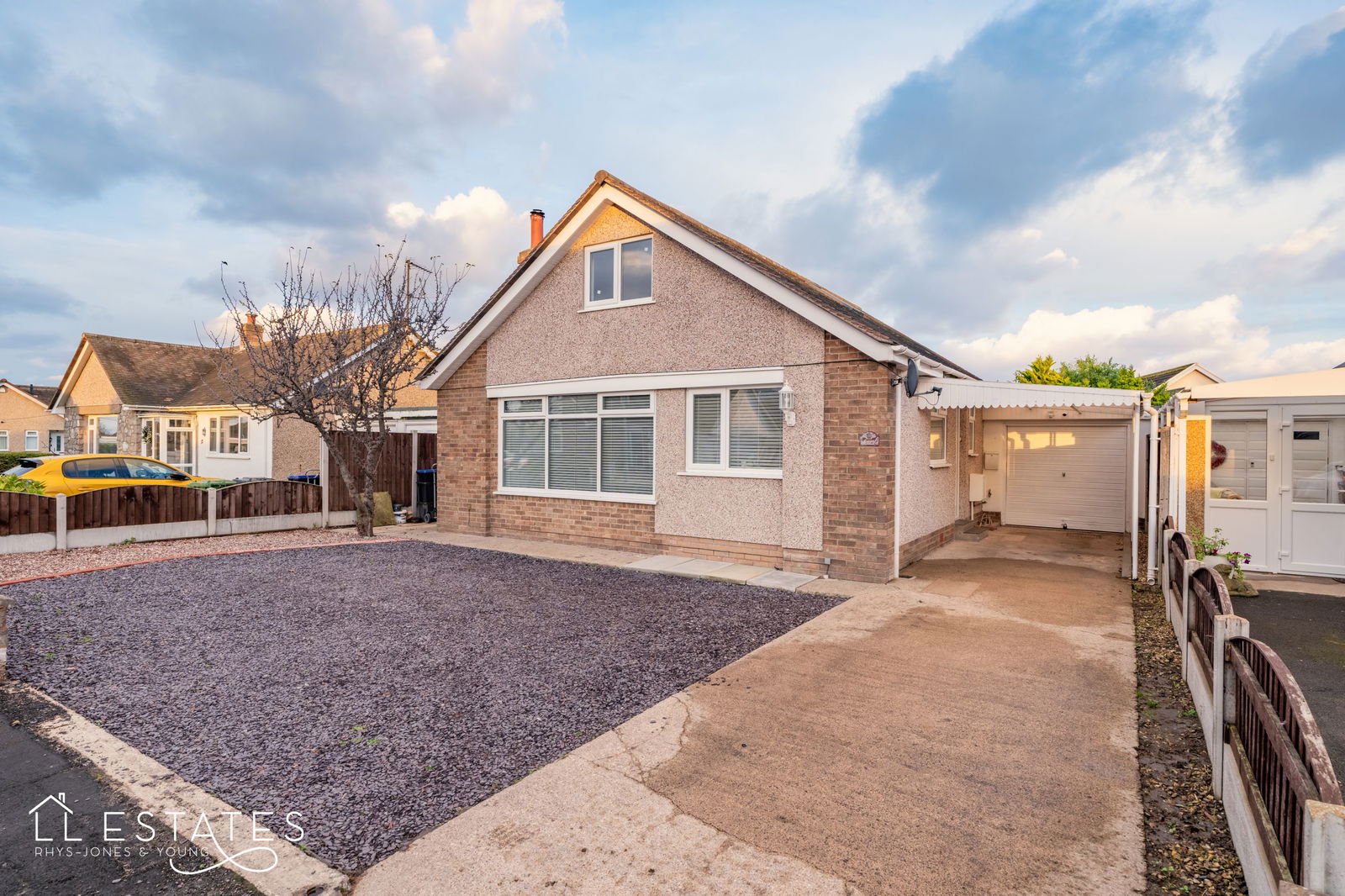 4 bed bungalow for sale in Nant Close, Rhuddlan - Property Image 1