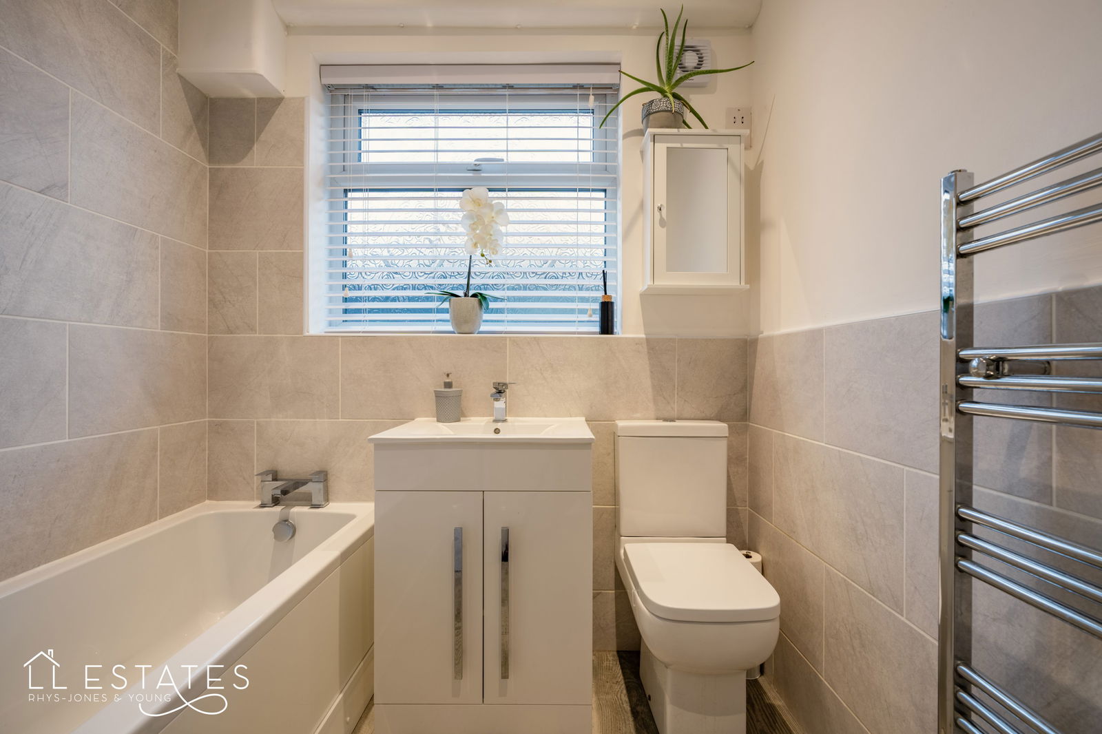 4 bed bungalow for sale in Nant Close, Rhuddlan 9