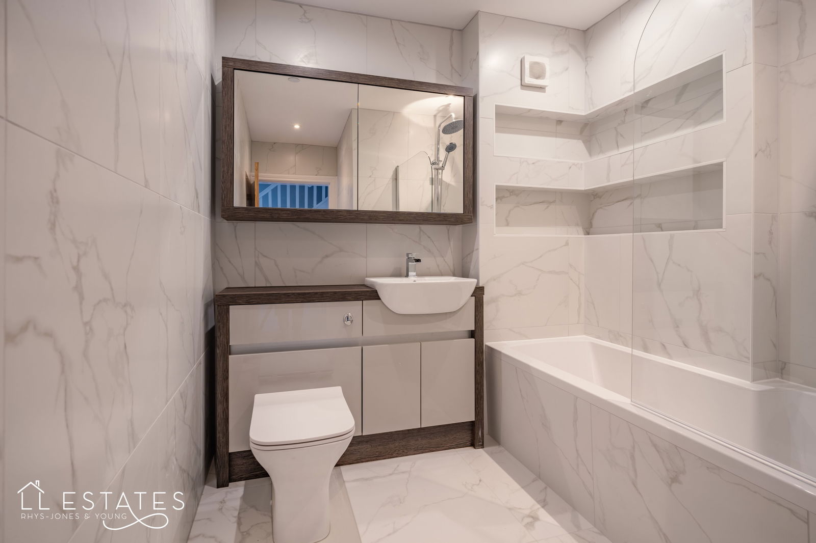 4 bed bungalow for sale in Highlands Close, Rhuddlan 3