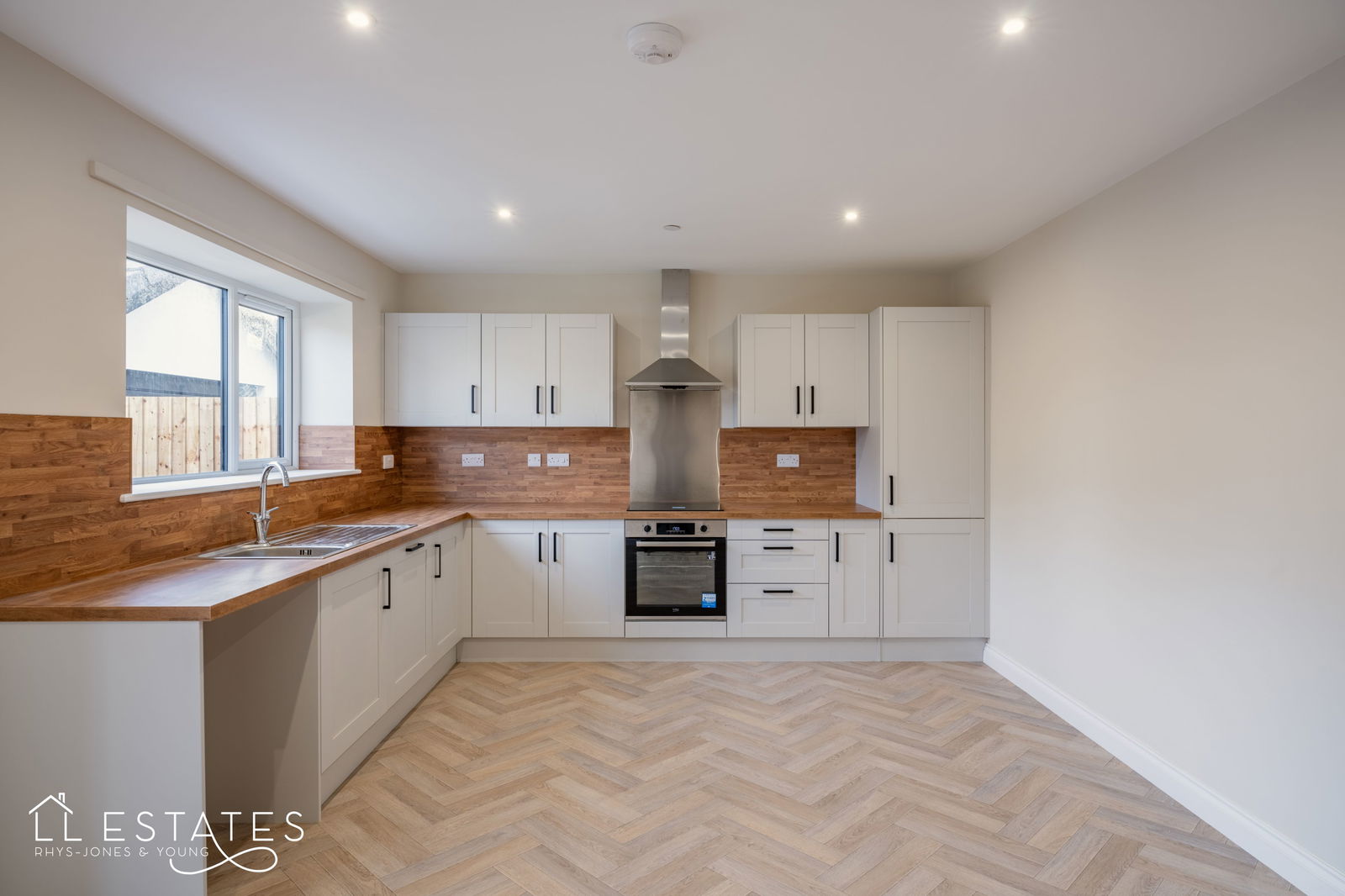 4 bed bungalow for sale in Highlands Close, Rhuddlan 1