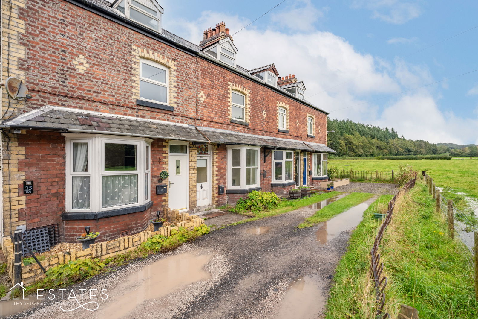 3 bed terraced house for sale in Park View, Mold - Property Image 1