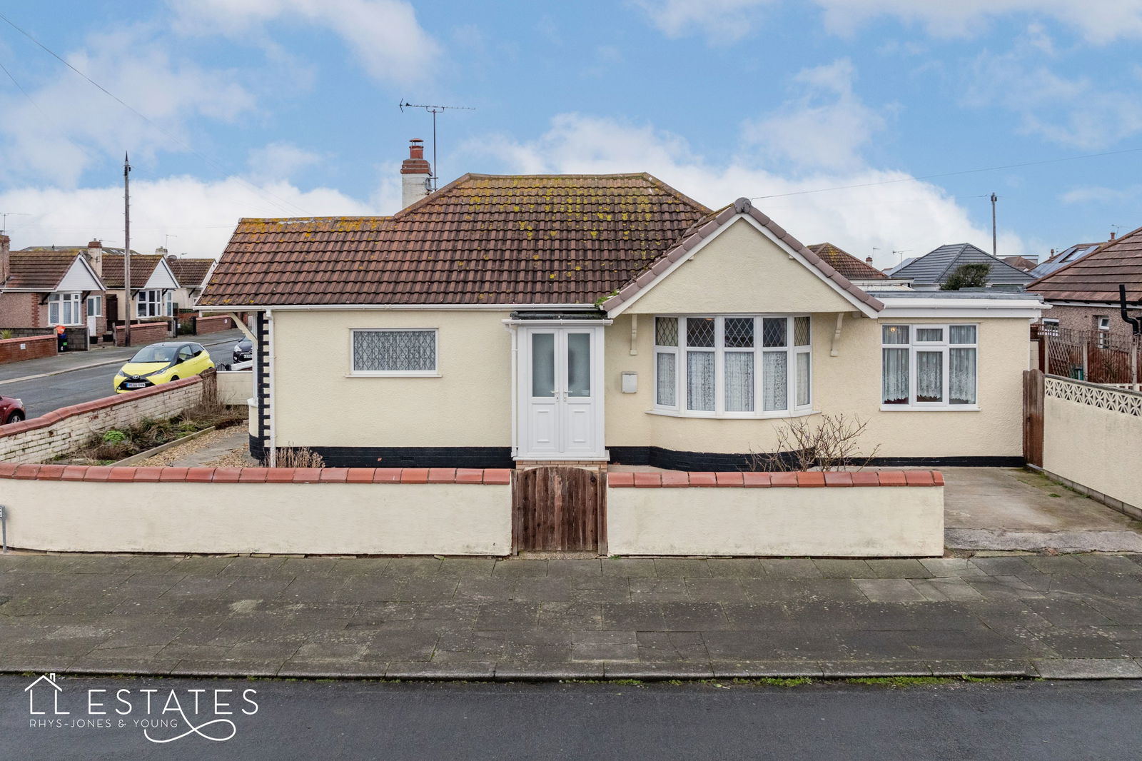 2 bed bungalow for sale in Ridgeway Avenue, Rhyl  - Property Image 1