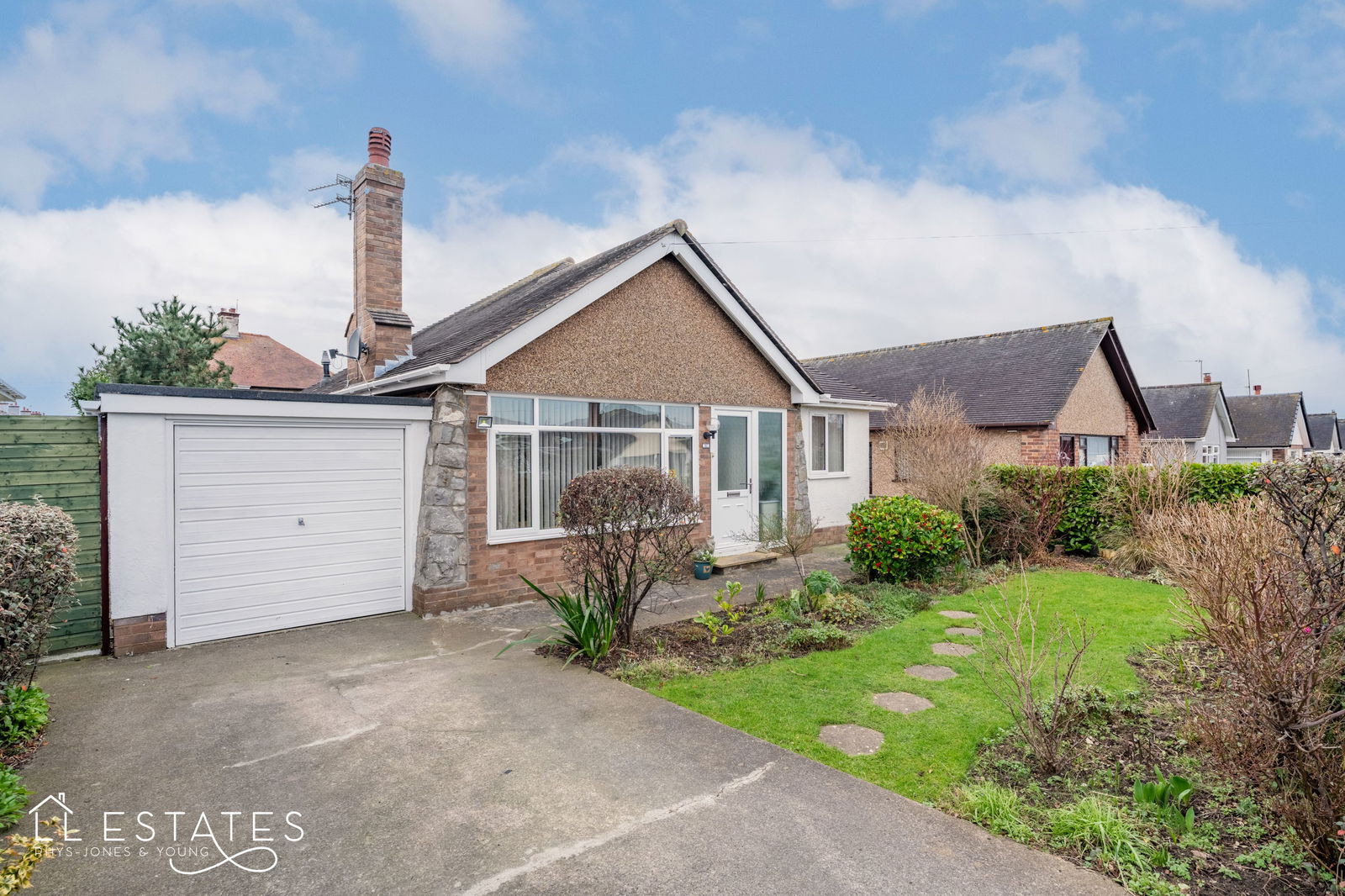 3 bed bungalow for sale in Highlands Road, Rhyl  - Property Image 1