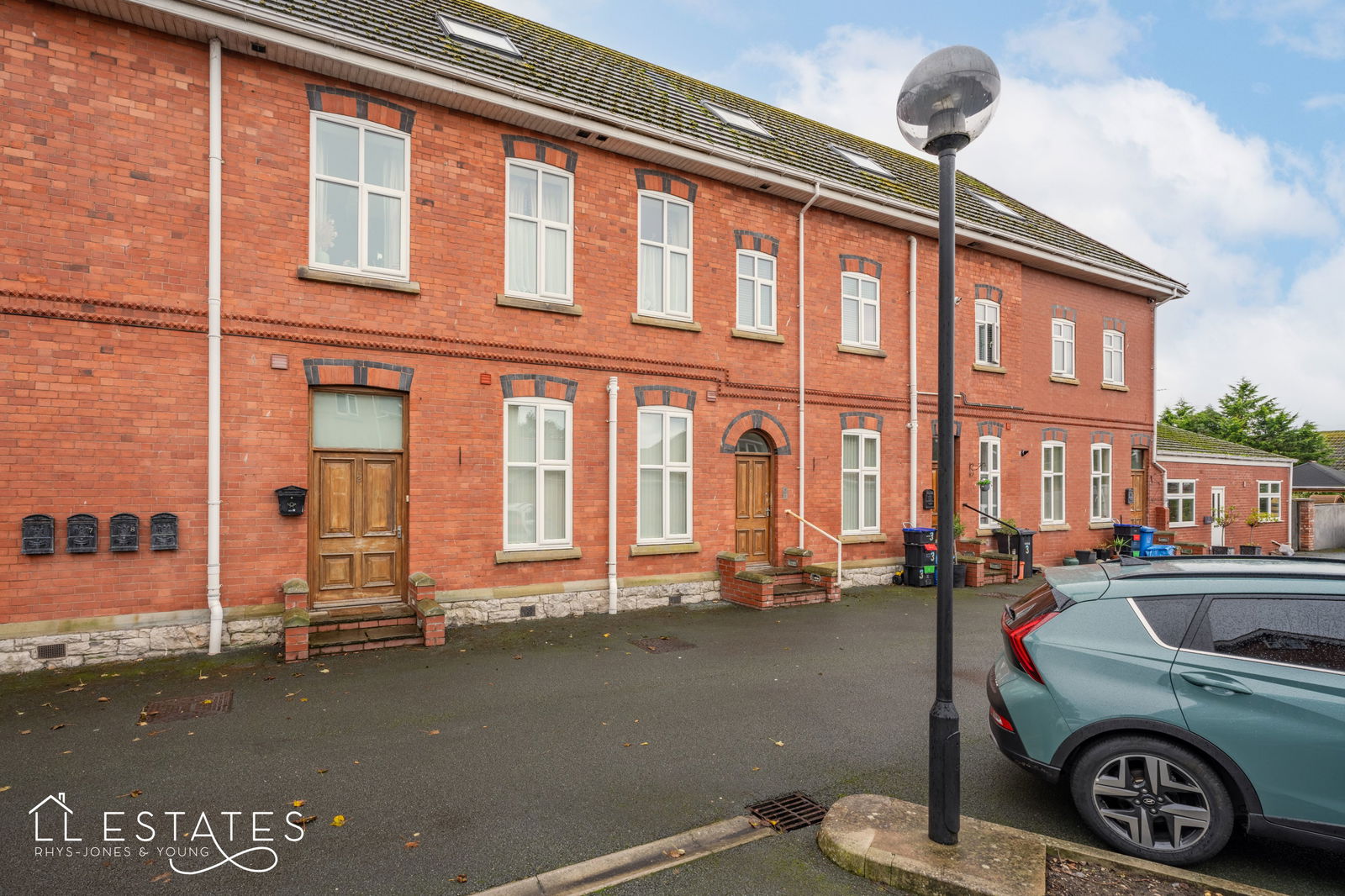 4 bed apartment for sale in Brighton Road, Rhyl  - Property Image 1