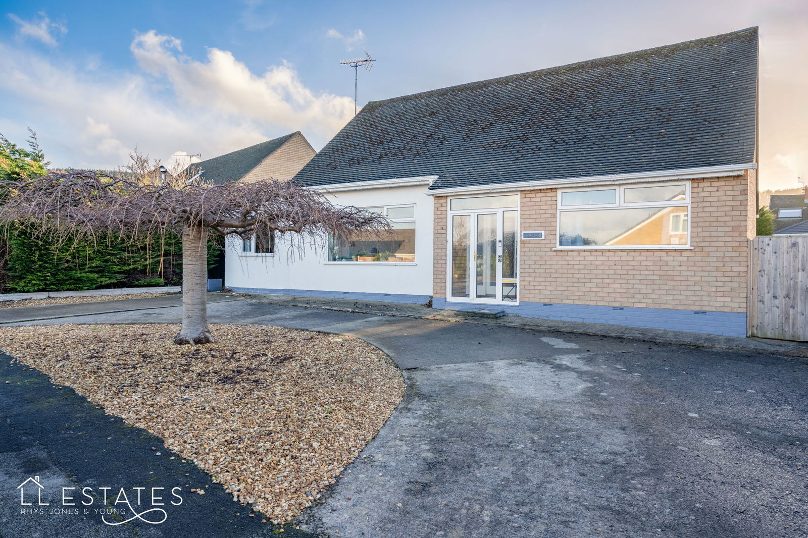 4 bed bungalow for sale in Bryn Twr, Abergele  - Property Image 1