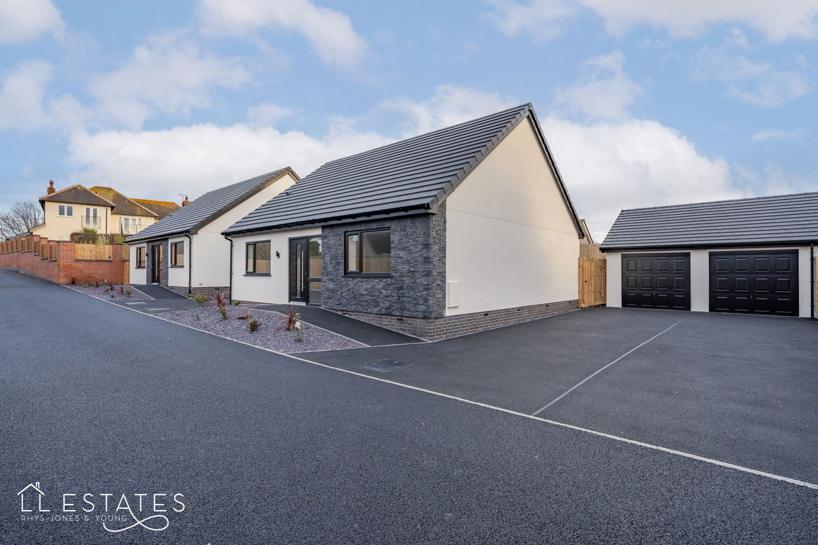 4 bed bungalow for sale in Highlands Close, Rhuddlan, LL18