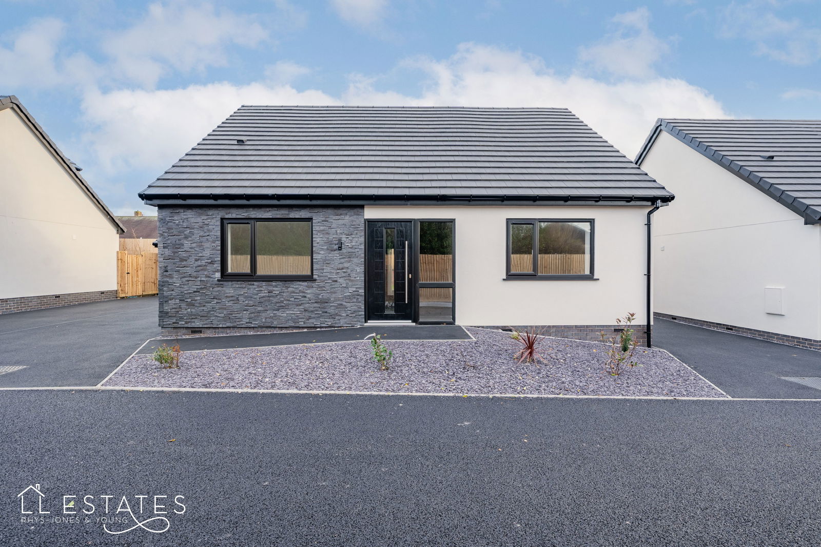 4 bed bungalow for sale in Highlands Close, Rhuddlan  - Property Image 1