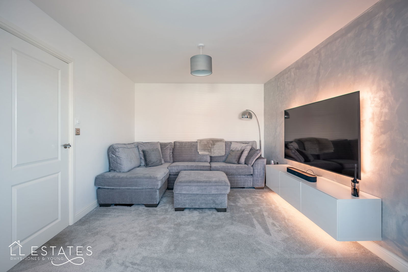 4 bed detached house for sale, Rhyl 2