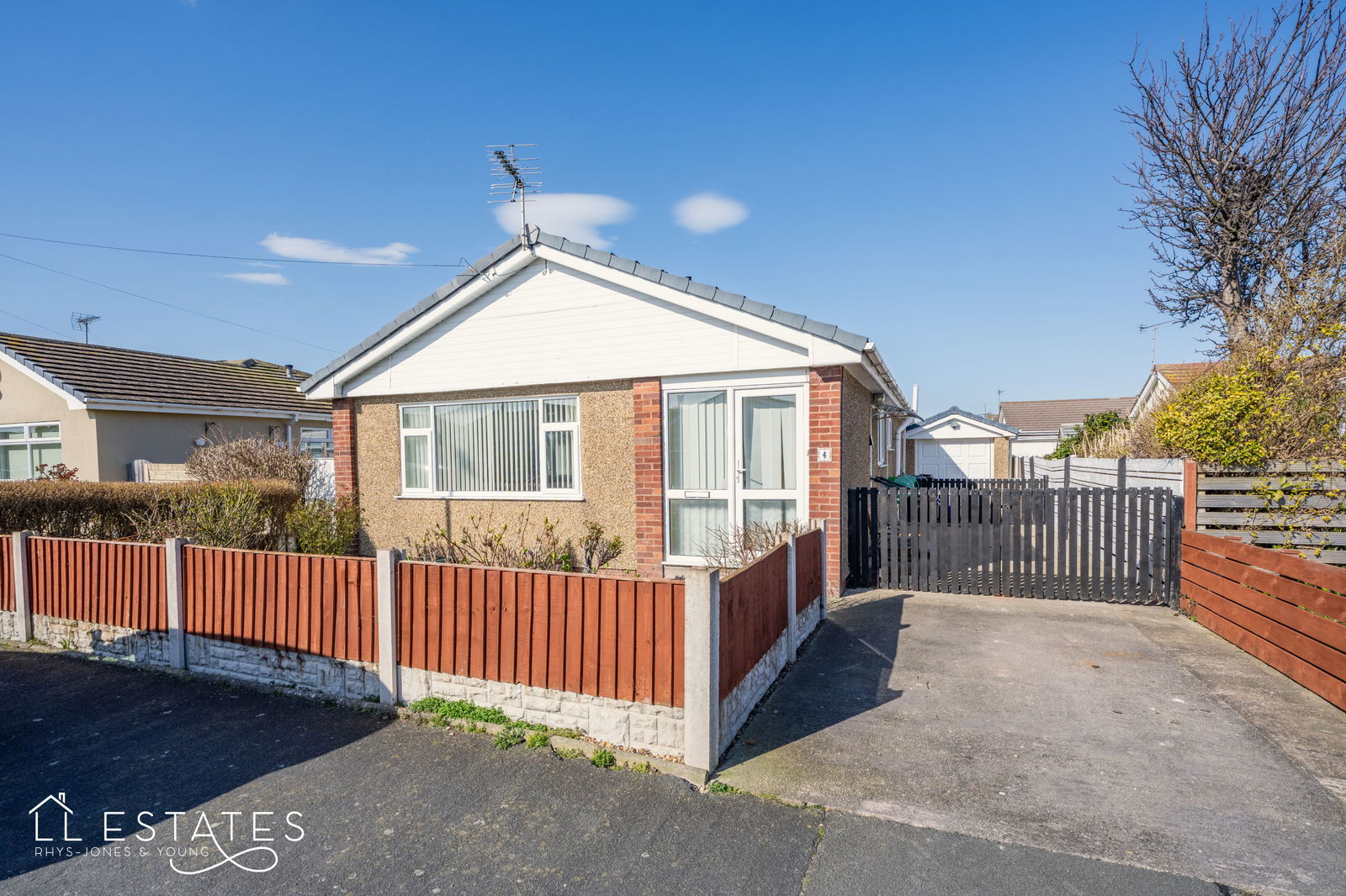 3 bed bungalow for sale in Bryn Avenue, Kinmel Bay  - Property Image 1